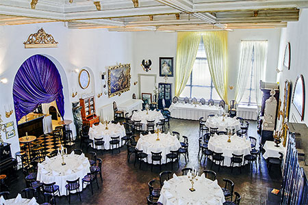 Blick von der Galerie auf den historischen Festsaal im Sternhaus