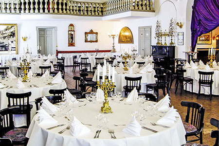 Stimmungsvolle Beleuchtung im historischen Saal