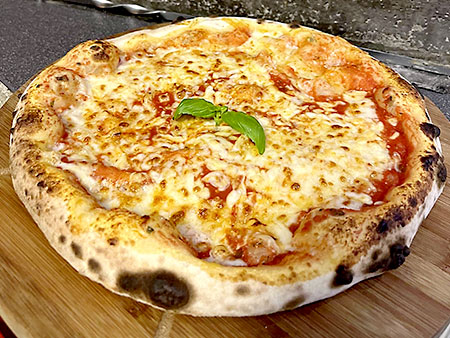 Pizza Magherita im Steinofen mit Holzfeuer gebacken