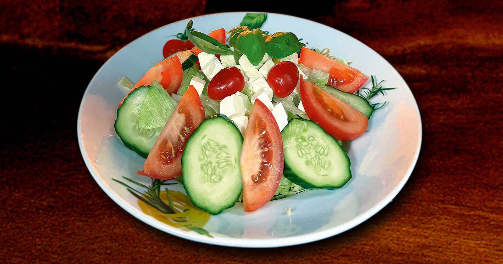 Bunter Salat mit Tomaten, Gurken und Fetakäse