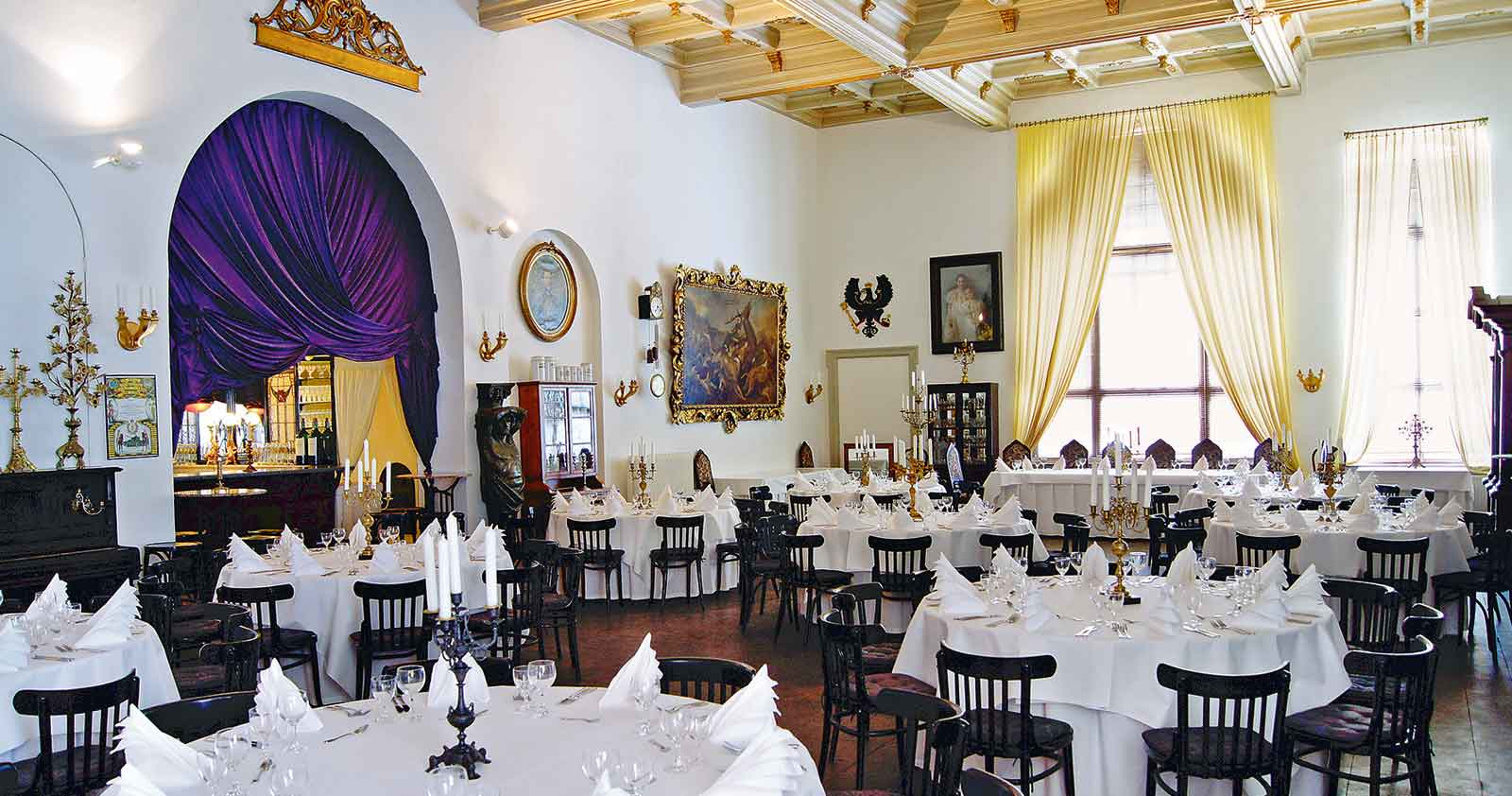 Festlich dekorierter Saal für Hochzeiten im Sternhaus